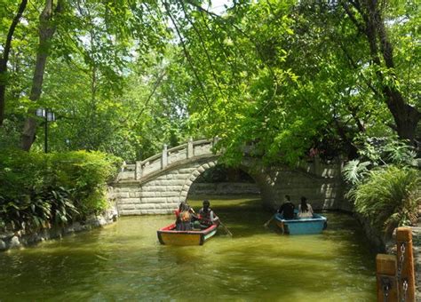 成都西湖公園在哪裏，是否可以與其周邊的歷史文化景點進行深度探討？